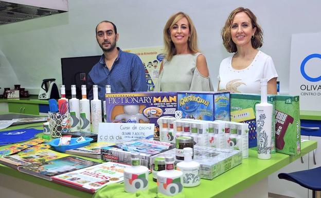 Javier Gámez, Carmen Morillo y Soledad Román con los premios del concurso.