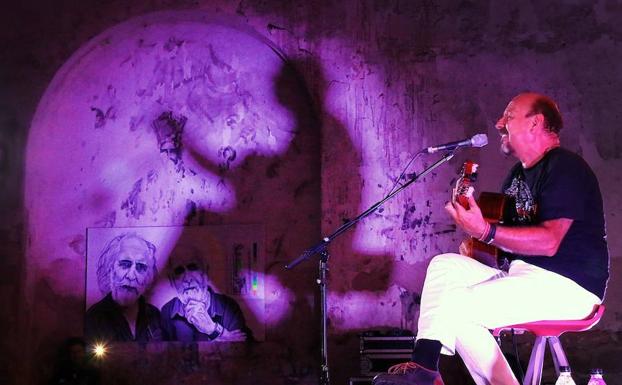 Javier Ruibal durante su concierto en Úbeda.