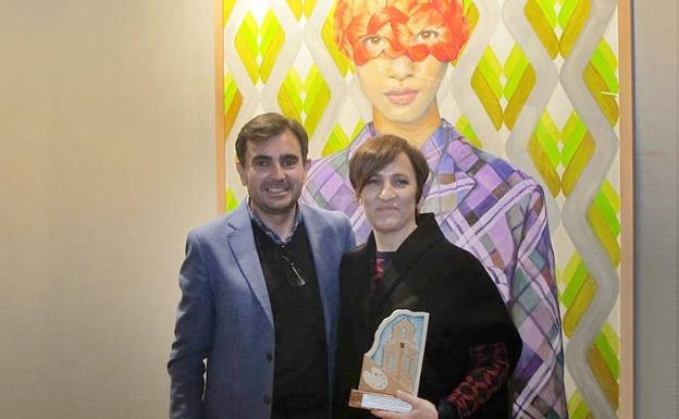 La ubetense ante la obra premiada tras recoger el galardón./