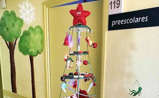 Un árbol con material reciclado./