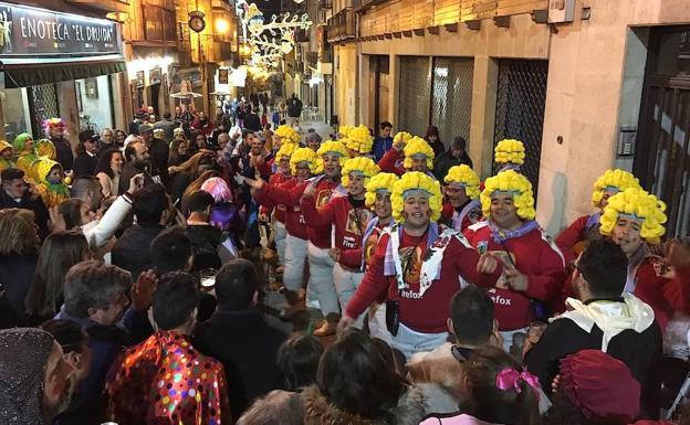 Una chirigota actuando en la calle Real./ROMÁN