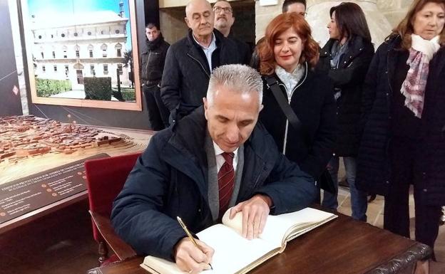 El consejero de Cultura en su visita a Úbeda./