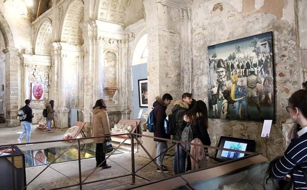 Exposición de antiguos alumnos de la Escuela de Arte 'Casa de las Torres' en San Lorenzo./ROMÁN