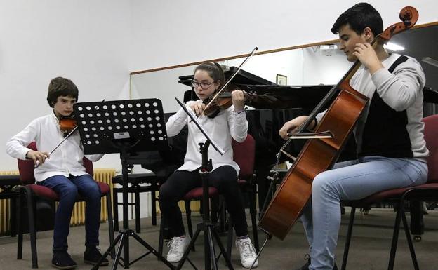Alumnos durante su actuación en el certamen./ROMÁN