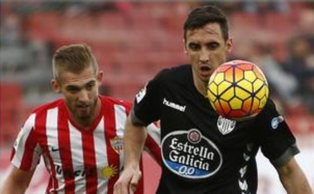 Pablo Caballero, marcado por Esteban Saveljich, hace dos temporadas en el Mediterráneo.