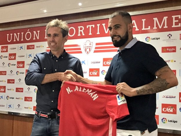Miguel Ángel Corona (izquierda) estrecha la mano de Nauzet Alemán, nuevo jugador rojiblanco.