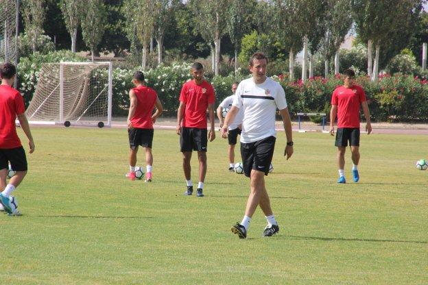 Luis Miguel Ramis observa un entrenamiento de la UD Almería.