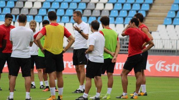 Luis Miguel Ramis se dirige a sus jugadores antes de un entrenamiento en el campo principal del Estadio de los Juegos Mediterráneos.