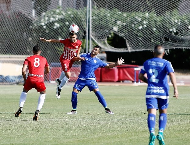 Javi Pérez, defensa del Almería B, marcó un 'golazo' que supuso el 0-3 en campo del Martos./FELIPE ORTIZ