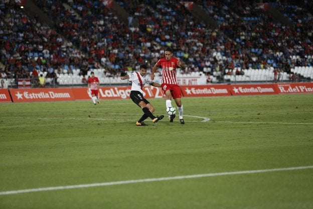 Pablo Caballero toca el balón en presencia de Álex Moreno./FELIPE ORTIZ