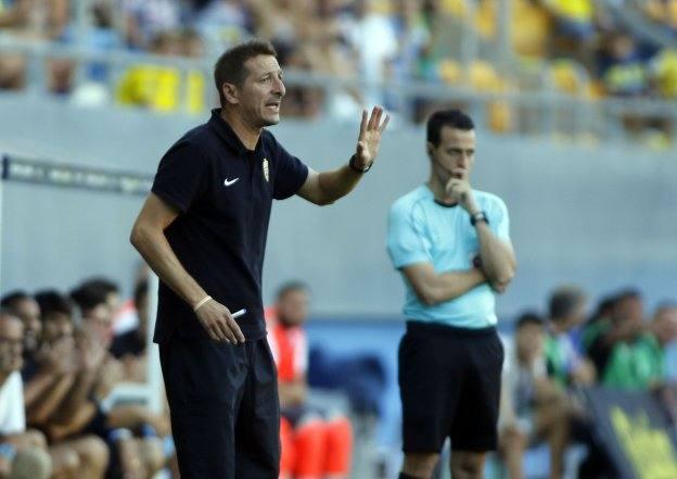 Luis Miguel Ramis, entrenador de la UDA, confía en sus jugadores por lo visto a diario. /AGENCIA LOF