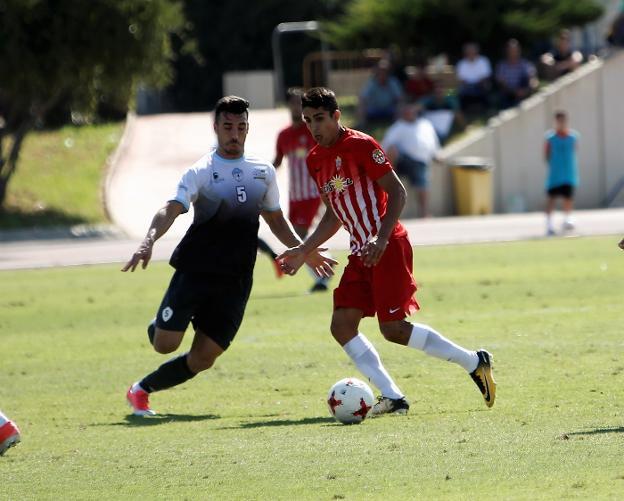 Darío Guti firmó un 'doblete' goleador para el Almería B en campo del At. Mancha Real./FELIPE ORTIZ