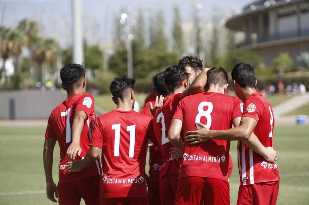 El filial rojiblanco llega al parón navideño tras 18 jornadas seguidas entre los cuatro primeros./F. ORTIZ