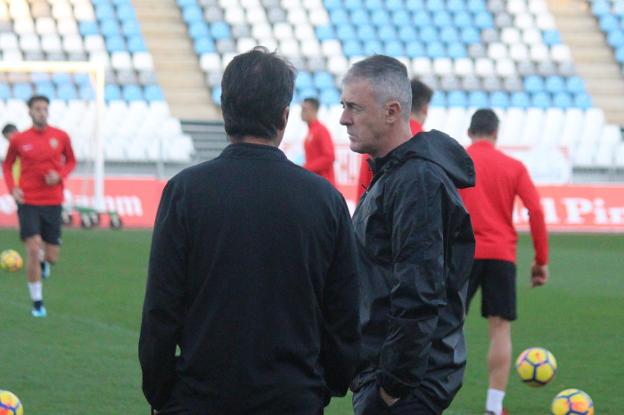 Lucas Alcaraz (derecha) observa junto a su cuerpo técnico los primeros ejercicios tras las vacaciones./UDA