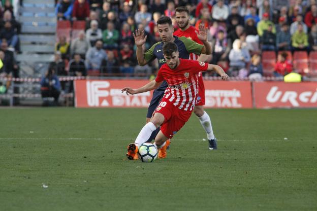 José Ángel Pozo conduce el balón perseguido por Jony./JOSÉ LUIS MATARÍN