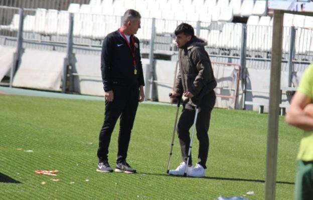 Lucas Alcaraz dialoga con Gaspar Panadero en el entrenamiento de ayer al que acudió el jugador ya con muletas. /UDA