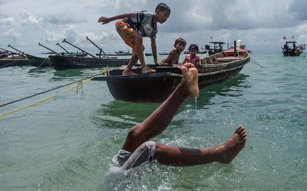 Varios muchcahos moken se disponen a bucear. /Ye Aung THU (Afp)