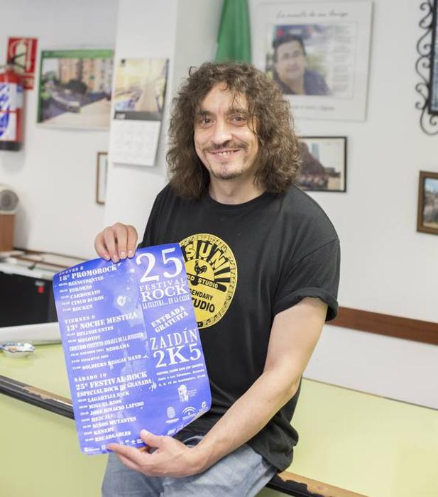 Paco Burgos, en la sede de la Asociación de Vecinos del Zaidín./ALFREDO AGUILAR