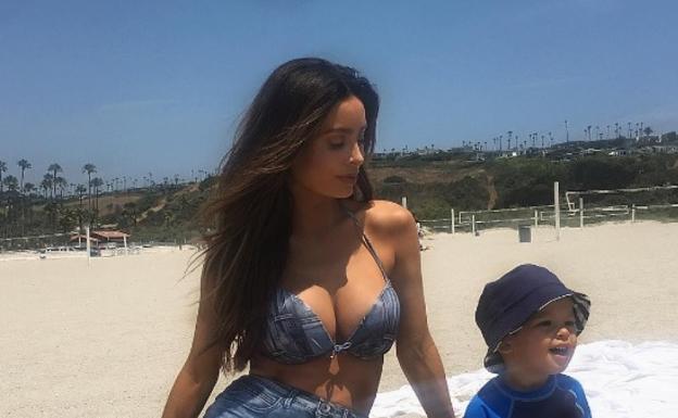 Críticas a la modelo embarazada de seis meses con un vientre plano