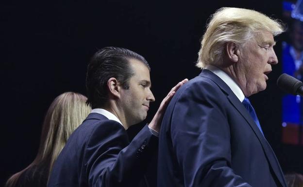 Trump Jr. da una palmada en la espalda a su padre. /Mandel Ngan (Afp)