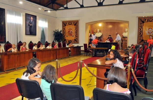 Más de medio centenar de niños y niñas de la ciudad participaron en un Pleno de la ciudad.
