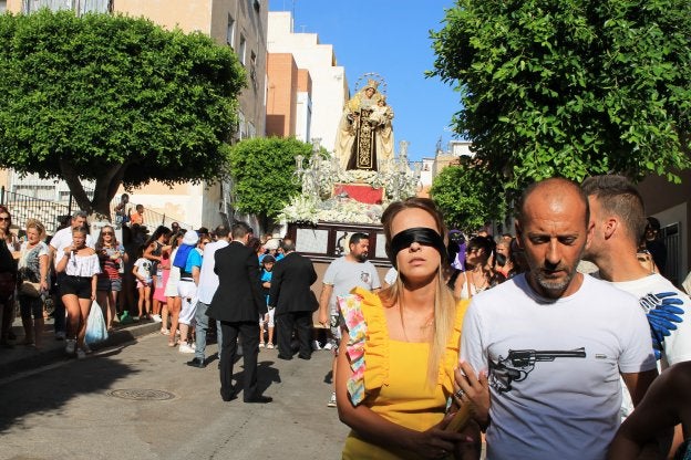 Fe ciega a la Virgen del Carmen, ayer en el barrio de Pescadería-La Chanca.