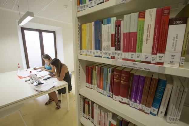 Dos estudiantes, en la biblioteca de la facultad de Derecho en la calle Duquesa.