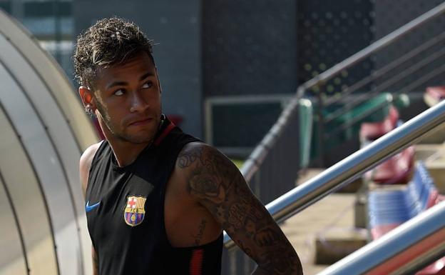 Neymar en un entrenamiento con el F.C. Barcelona./AFP