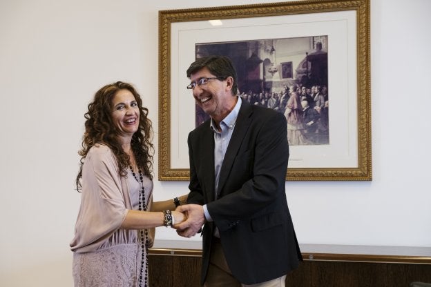 La consejera de Hacienda, María Jesús Montero, y el presidente de Cs, Juan Marín, al inicio de la reunión :: pepo herrera