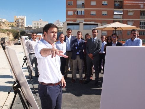 Los ediles atienden a la explicación de las obras por un técnico.