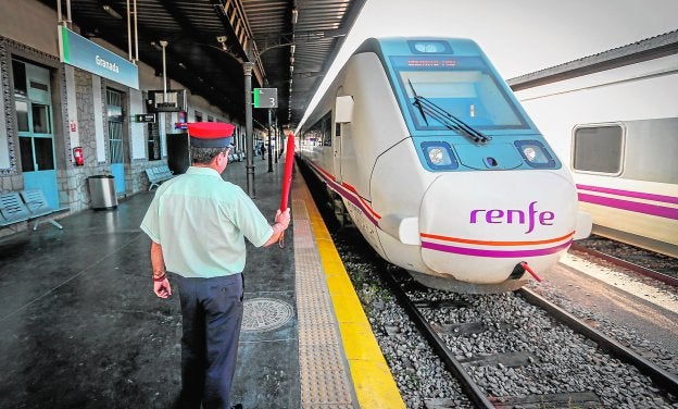 El jefe de estación da salida a uno de los media distancia que unen Almería con Granada.