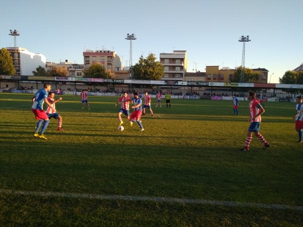 Una acción del partido de ayer.