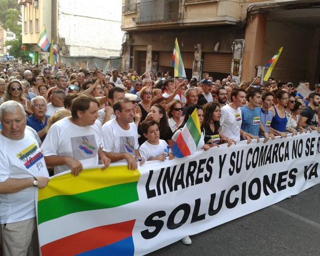 Linares se moviliza bajo el lema 'Linares y su comarca no se rinden. Soluciones ya'.
