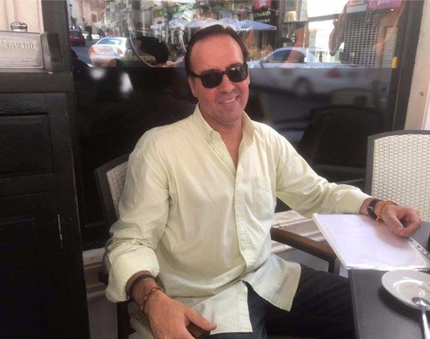 El edil Víctor Santiago atiende a los ciudadanos en una cafetería.