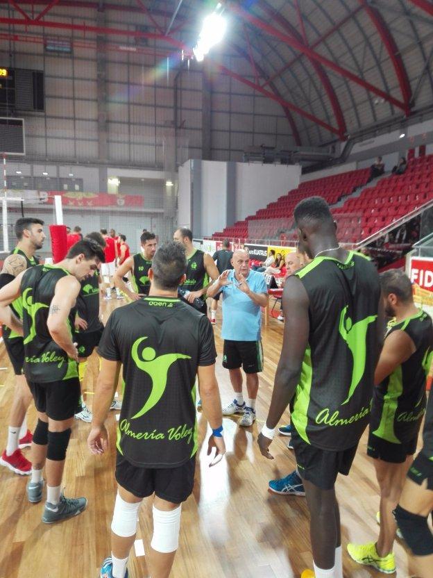 Unicaja Almería trabajó ayer en las instalaciones del Benfica, con una sesión interesante para jugar hoy en la presentación lusa.