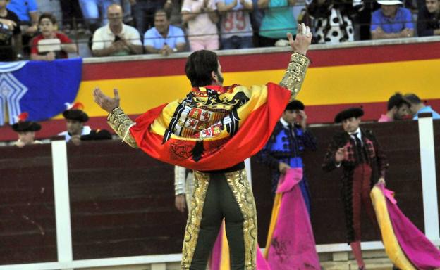 Padilla, con la bandera preconstitucional, ayer en Villacarrillo.
