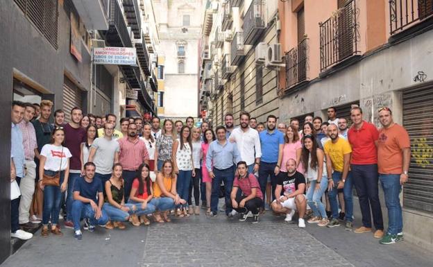 Reyes, en el centro, con las Juventudes Socialistas, el jueves.