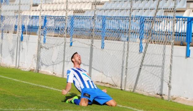 Moi Gómez, un fijo en el once del Motril, celebra un gol.