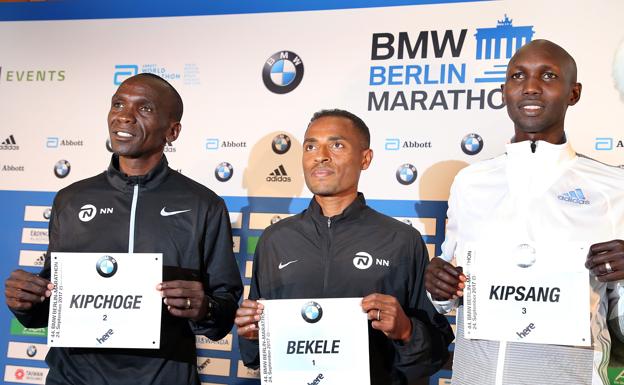 Eliud Kipchoge, Kenenisa Bekele y Wilson Kipsang en la conferencia previa en Berlin/AFP
