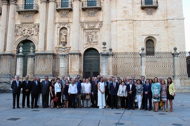 Participantes en la convención posan frente a la Catedral de Jaén./IDEAL