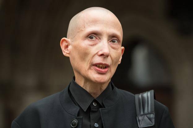 Christie Elan-Cane, ayer en las cercanías de la Corte Real de Justicia de Londres./DOMINIC LIPINSKI-ZUMA PRESS