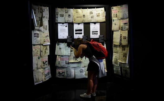 Una mujer hace fotografías en el Museo de la Memoria. /Martin BERNETTI (AFP)