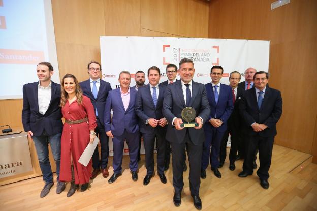 José Manuel López, consejero de Jalsosa, muestra el premio flanqueado por autoridades y representantes de los finalistas./RAMÓN L. PÉREZ
