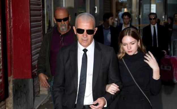 Banderas llegó alrededor de las 17.30 horas a la ceremonia privada junto a su hija Stella del Carmen./