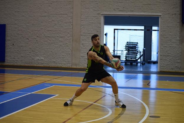 El central blanquiverde Borja Ruiz en tareas de recepción durante la sesión de entrenamiento./CVA