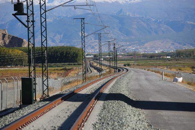 Las vías están montadas pero la empresa ha pedido cuatro meses más para concluir los trabajos./RAMÓN L. PÉREZ