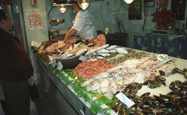 Venta de pescado en un mercado. /IDEAL