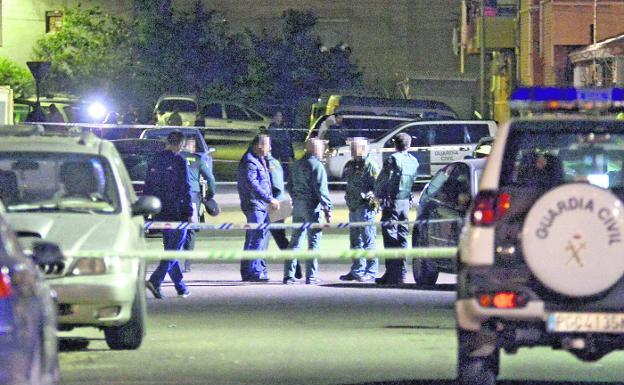 Varios agentes de la Guardia Civil peinan la zona, ayer, tras el suceso./PACO ALONSO / AGM