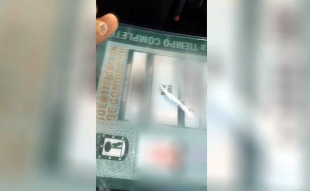 "¡Eso es, hasta el fondo, ahora me toca a mí!": graban a un taxista esnifando cocaína mientras conduce