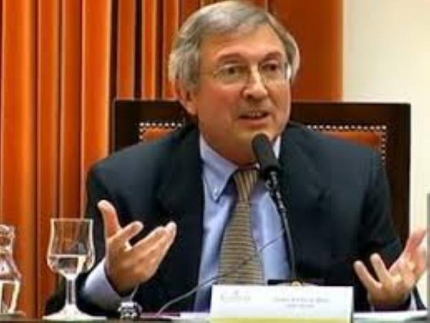 En la imagen, el autor del libro./